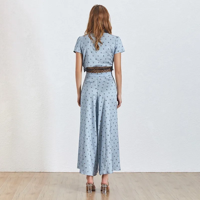 Женский костюм из двух предметов TWOTWINSTYLE летний голубого цвета с кружевом