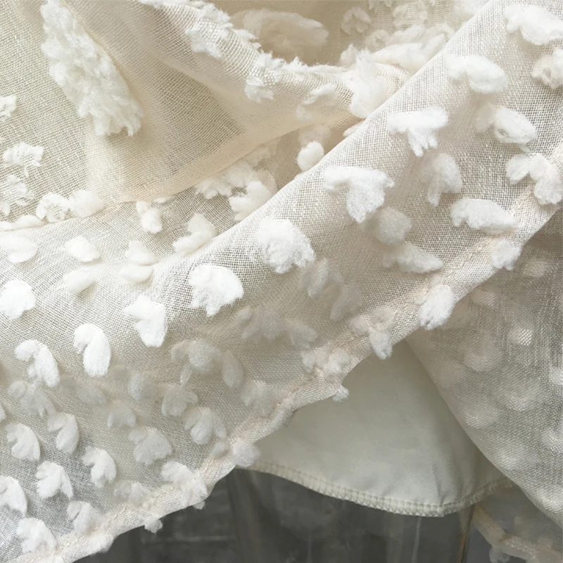 Женское жаккардовое платье с оборками короткое пляжное белого и бежевого цвета