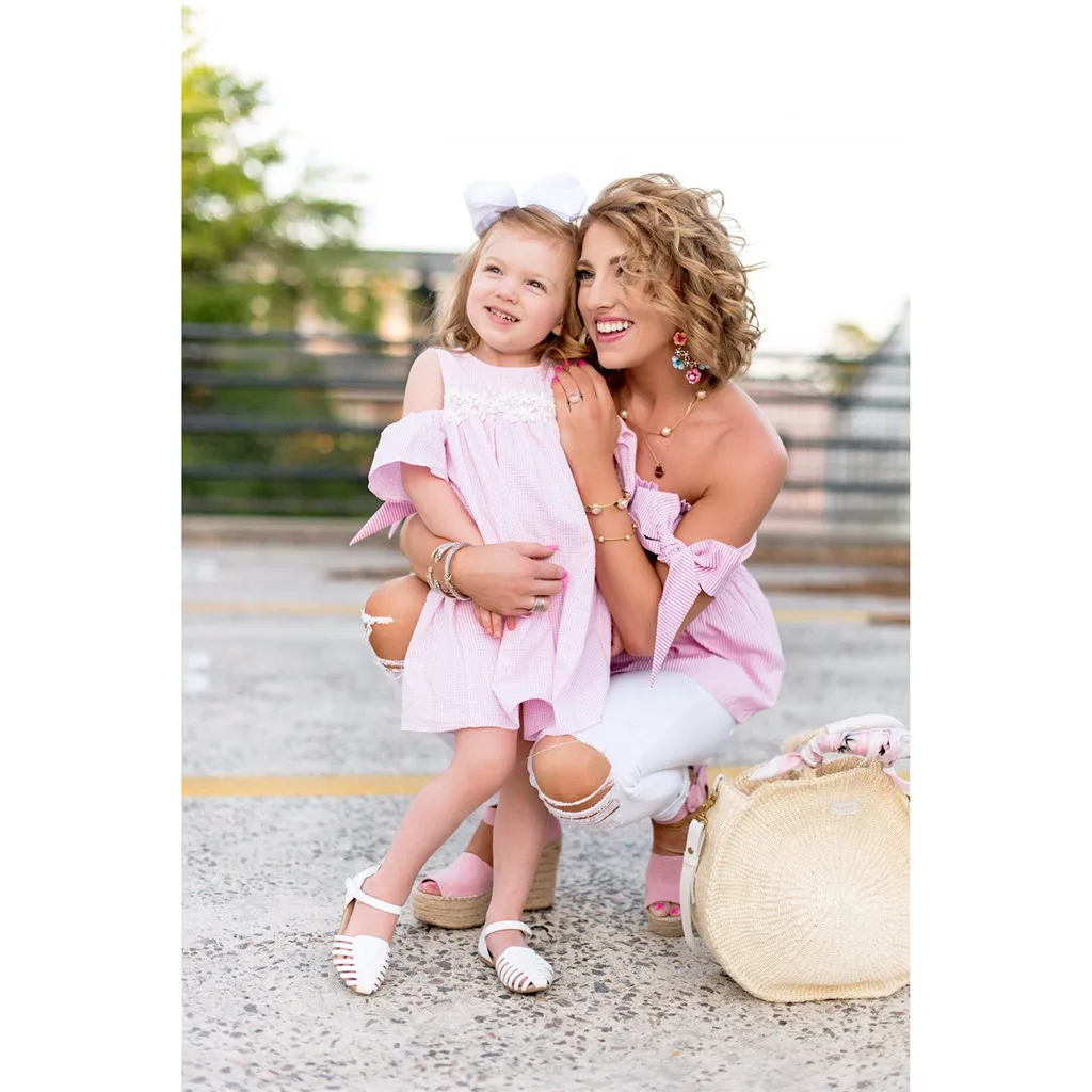 Стильная одежда для всей семьи в полоску платье с принтом одинаковые платья мамы