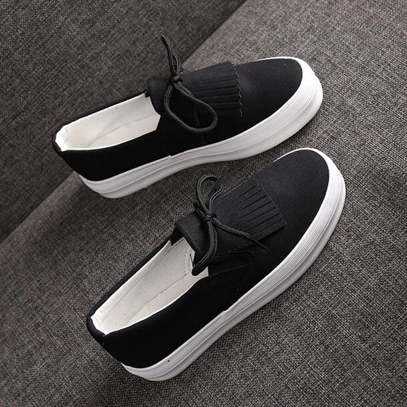 Женские лоферы на плоской подошве с кисточками толстой платформе увеличивающей