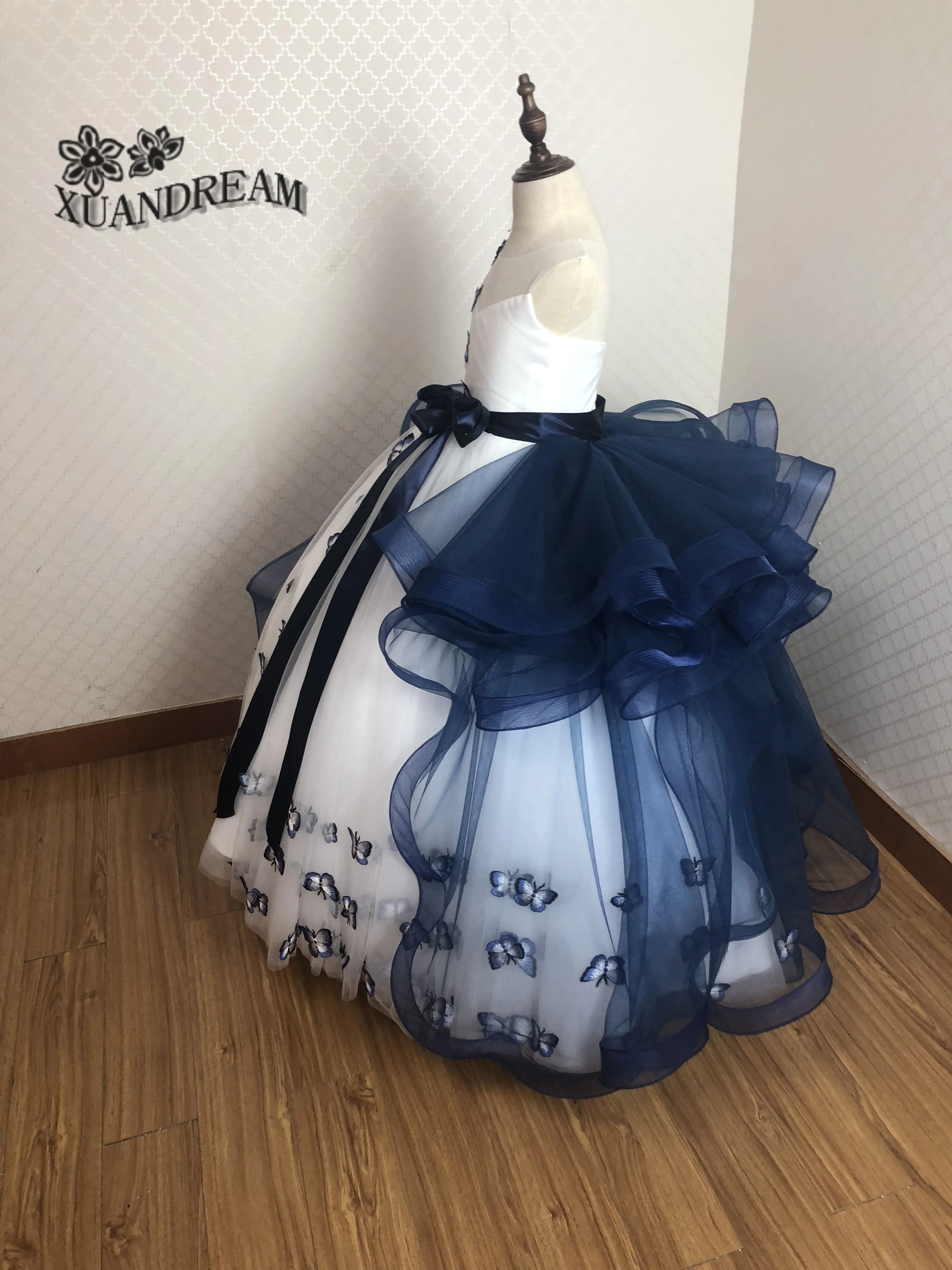 Настоящая фотография платья для первого причастия девочек маленькое