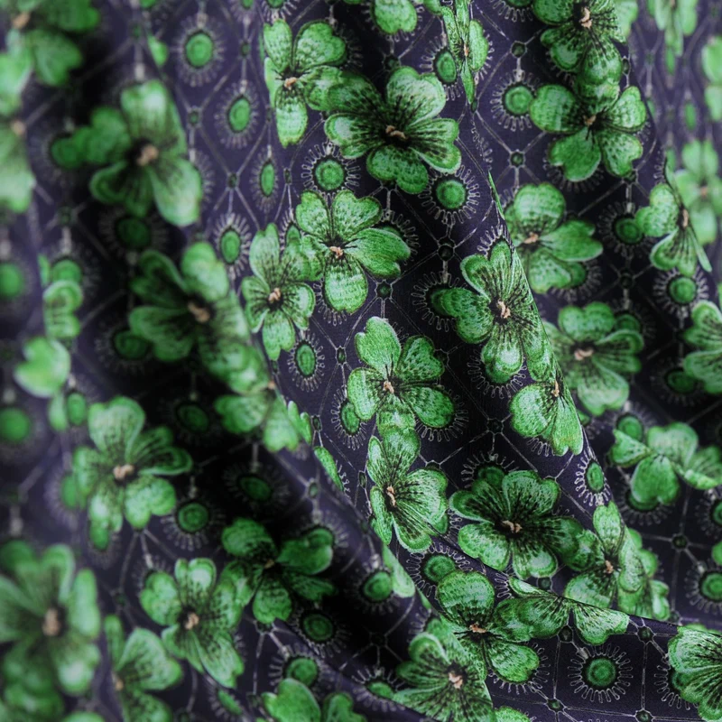 Шелковая ткань с цифровым принтом зеленых листьев 16 мм шелковая крепдешиновая