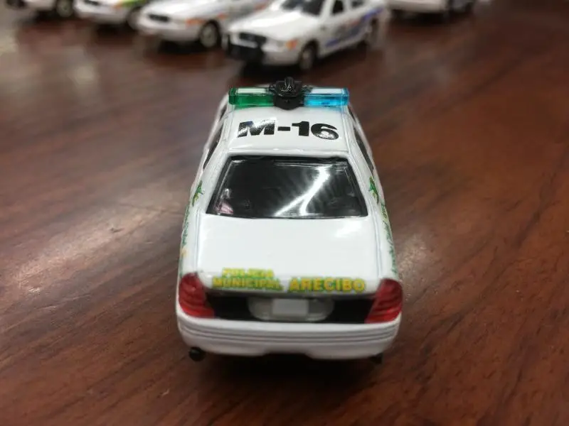 Премиум литой металлический сплав 1: 64 Crown Victoria 2002 Ford Crown Victoria модель полицейской машины игрушка