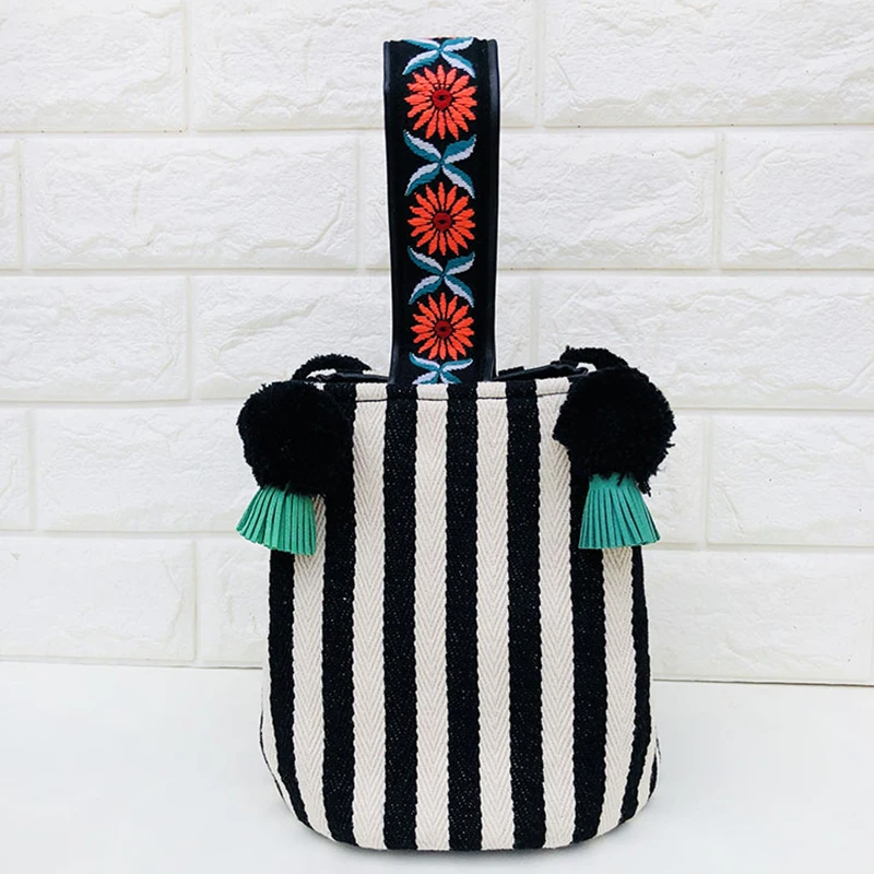 Черный LilyHood Striped Canvas Shoulder Bag Female Cute Sweet Kawaii Black and White Striped Pom Pom Bucket Top Handle Crossbody Bag - Цвет: Черный