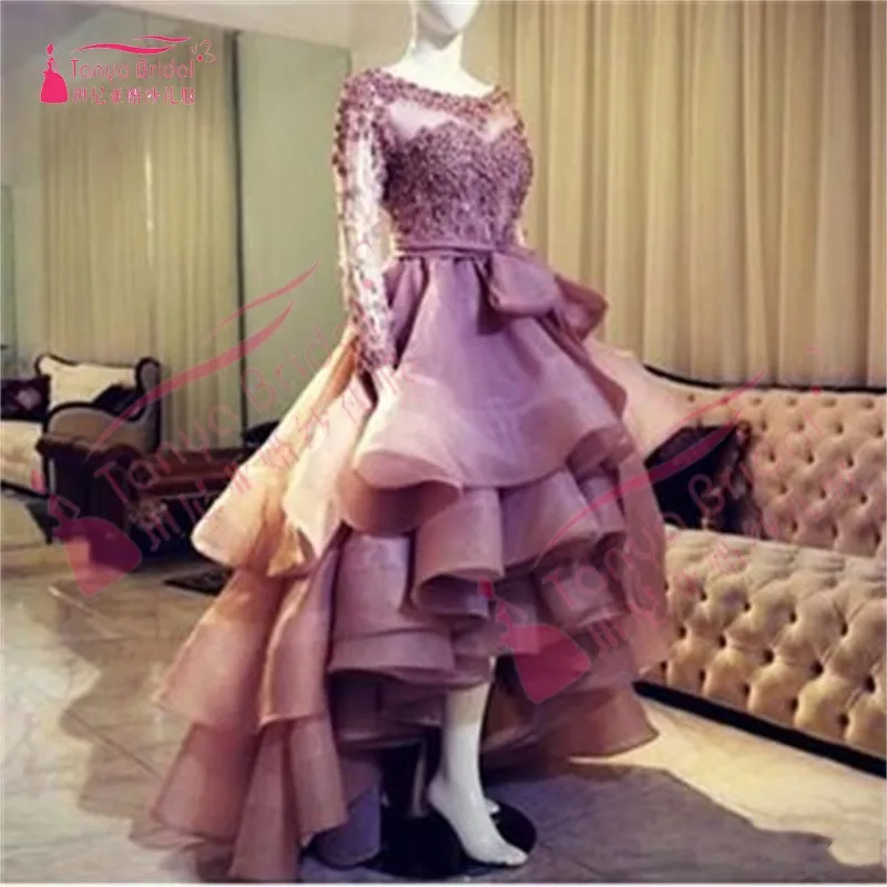 Отвесные платья с длинными рукавами и кружевной аппликацией для выпускного