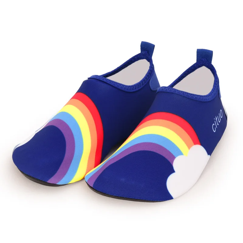 Blue rainbow Детские летние тапочки; детская пляжная обувь с рисунком дельфина; Нескользящая дышащая обувь для плавания для мальчиков и девочек; мягкие домашние носки для малышей - Цвет: Blue rainbow