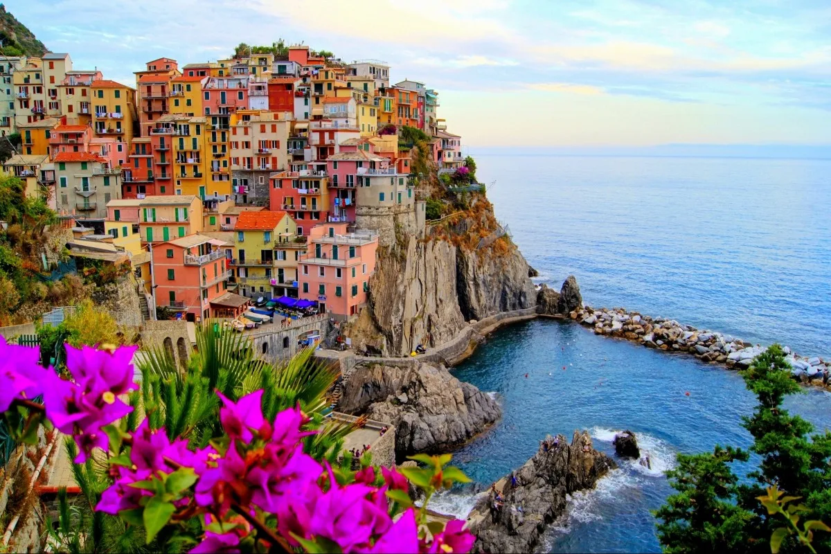 Постер из ткани "Colorful buildings on the cliff by sea 145TFJ" для украшения комнаты и декора дома.