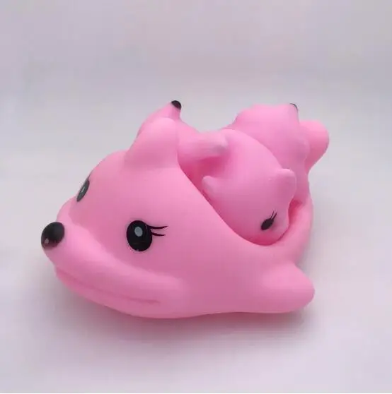 Dolphin 4 шт./лот, игрушки для плавания в виде животных, красочные мягкие плавающие резиновые утки, сжимающие звук, пищащие игрушки для купания для детей, игрушки для купания - Цвет: Dolphin