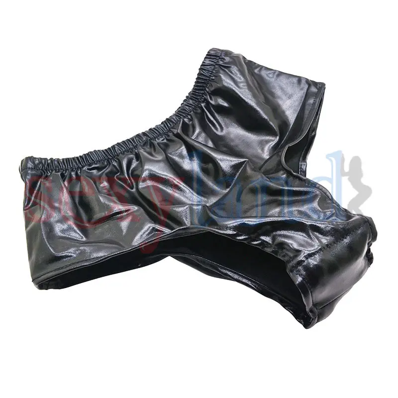 Шорты с ремешком из лакированной кожи на трусиках карманом для фаллоимитатора