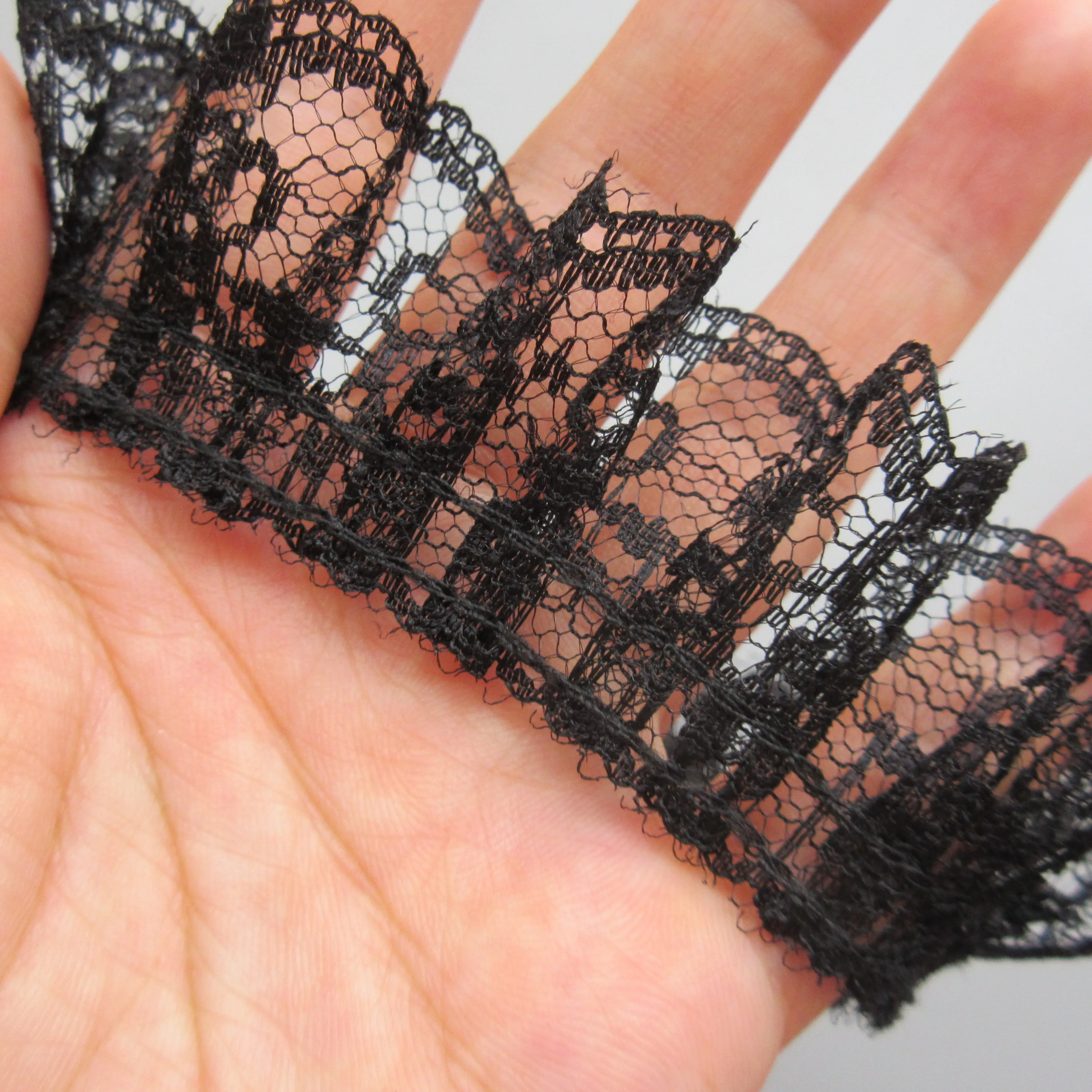 Черное Плиссированное свадебное платье из органзы с кружевной отделкой по краям