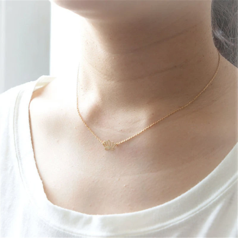 Элегантное женское ожерелье в виде лотоса. Маленькие свежие полые лотоса для