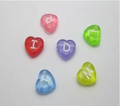 Оптовая продажа акриловые бусины в форме сердца с буквами алфавита ярких цветов