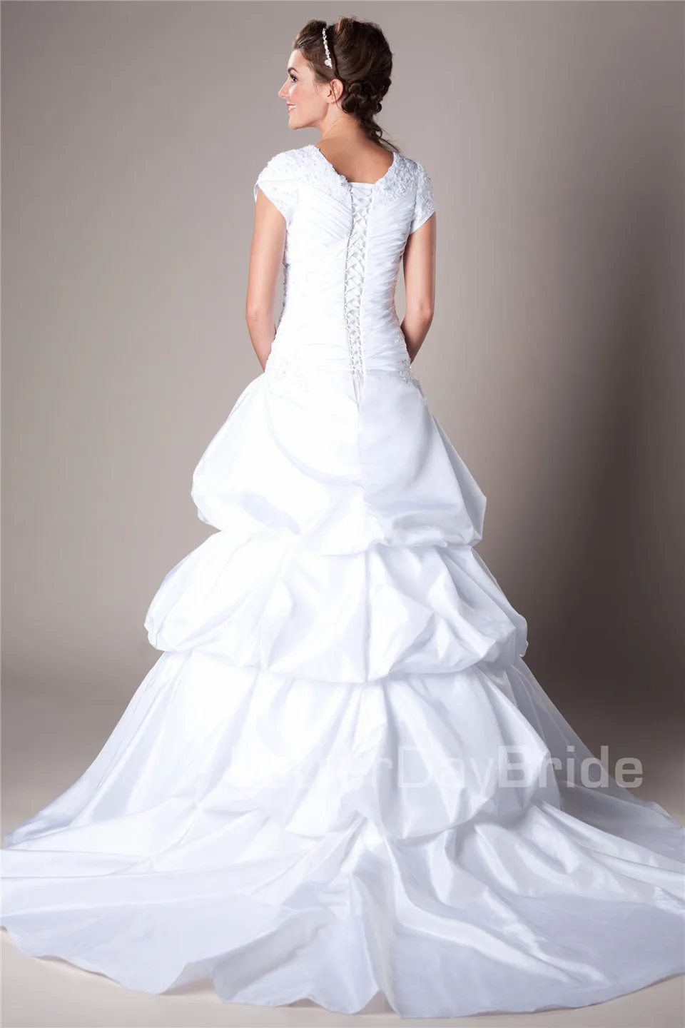 Винтаж тафта Скромные Свадебные платья с Кепки рукавами милое Белое Бальное