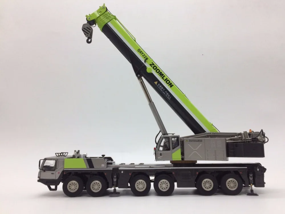 1:50 ZOOMLION QAY220V вездеходный кран