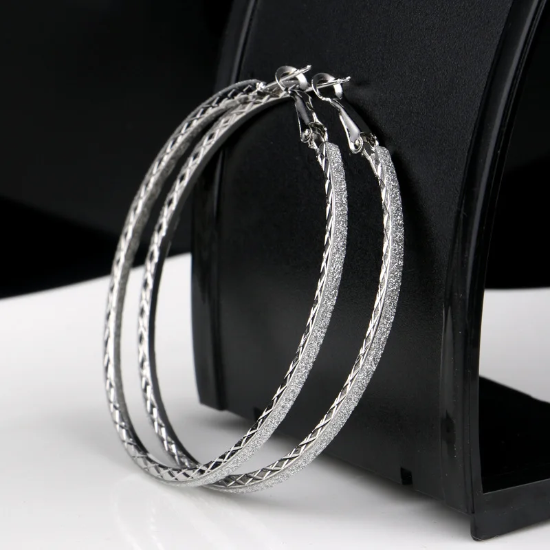 Серьги кольца женские матовые модные большие круглые текстурированные серьги в