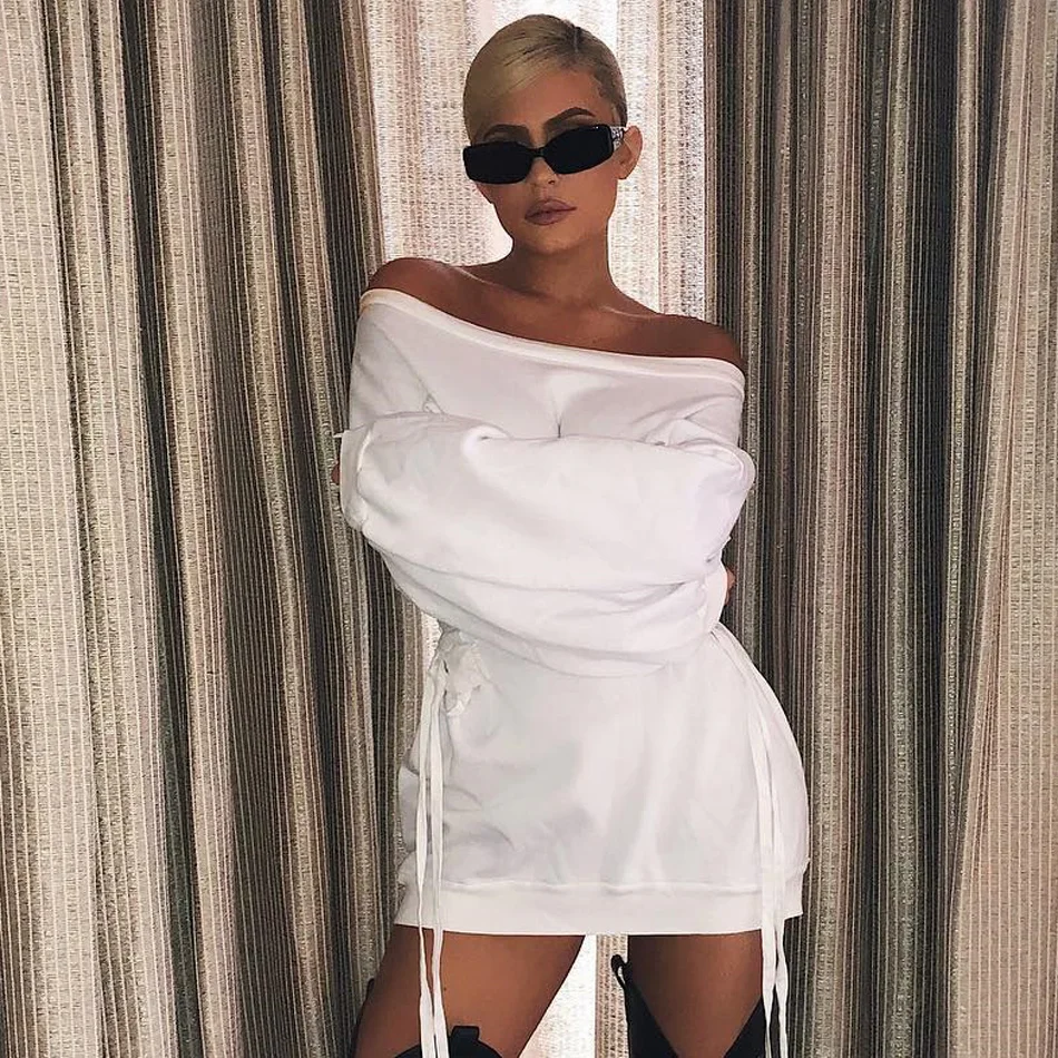 Женское платье свитшот KylieJenner белое однотонное с длинными рукавами открытыми
