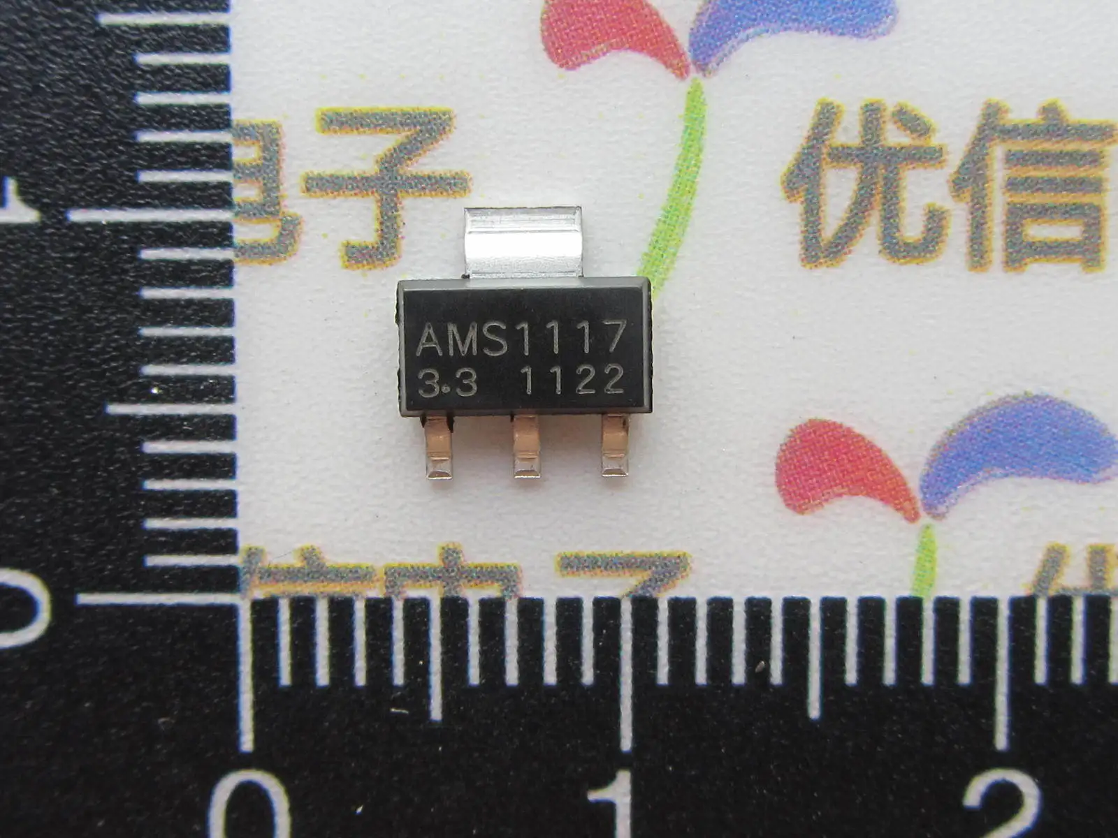 Бесплатная доставка встроенный источник питания IC / AMS1117 SOT 223 регулятор