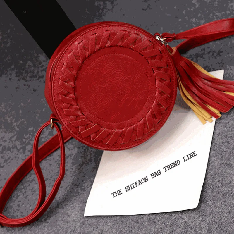 Женская сумка мессенджер с кисточками и круглым плетением милая на плечо 88