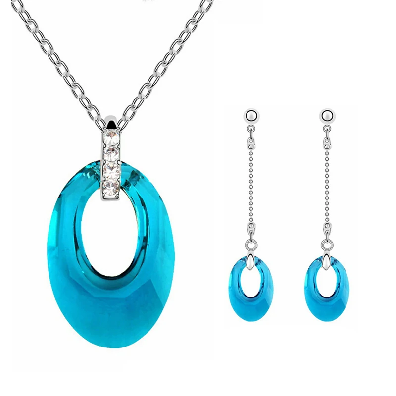 Комплект из колье и серёг с кристаллами Сваровски|jewelry exhibition|jewelry box clip artset up photography