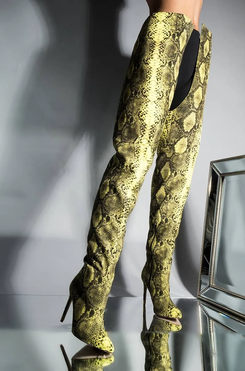 Пикантные сапоги до бедра на высоком каблуке-шпильке цвет золотой змеиная кожа