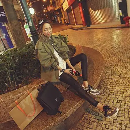 Женская свободная куртка в стиле милитари темно-зеленая Свободная с эполетами