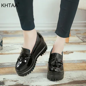 Туфли женские из лакированной кожи, на высокой танкетке, с кисточками