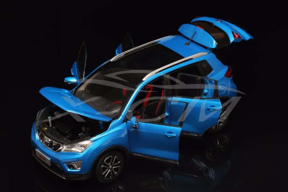 Литая под давлением модель автомобиля Changan CS15 SUV 1:18 (синий) + маленький