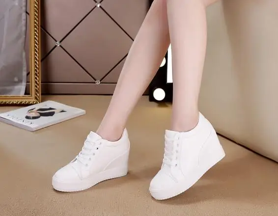 Платформа на высоких каблуках женская обувь на танкетке Chaussure Femme черный, белый цвет Скрытая каблуки лифт обувь Повседневные зимние ботинки