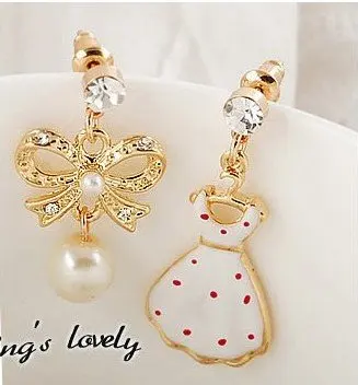 Вешалка для женской одежды Красная белая подвеска с бантом и жемчугом глянцевые