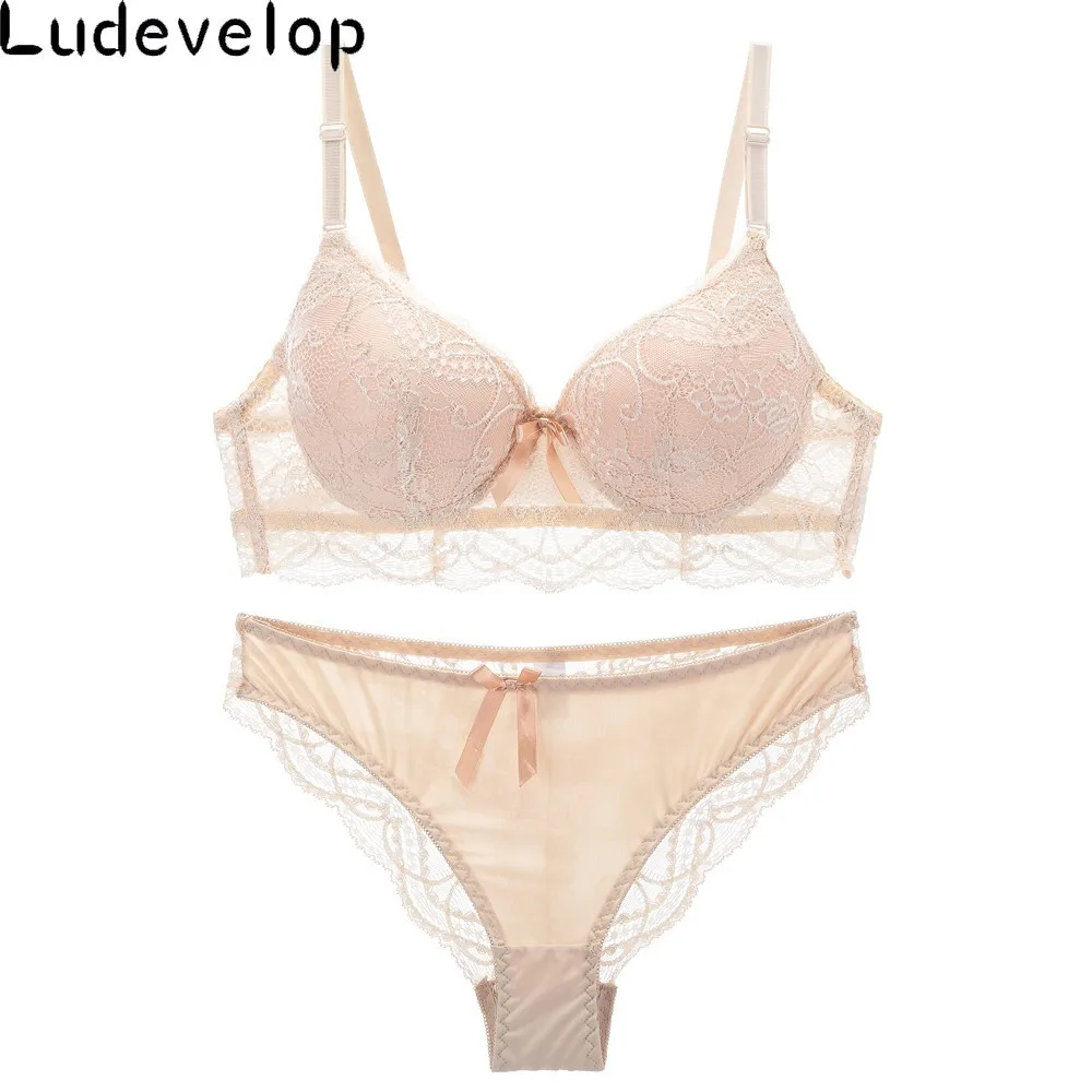 Комплект женского нижнего белья из прозрачного кружевного бюстгальтера и