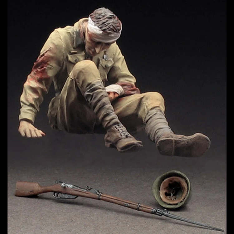 

1/35 A wounded soldier Resin kit soldiers GK Military subject matter of WWII Scene combination Uncoated No colour