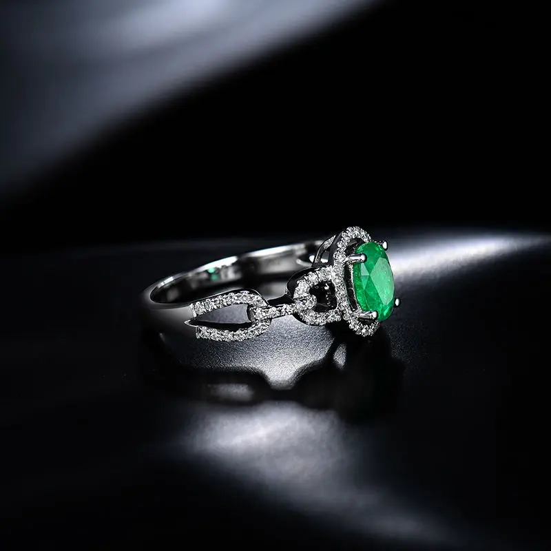 Женское кольцо с овальным камнем 5 х7 мм из твердого белого золота 14 карат зеленым
