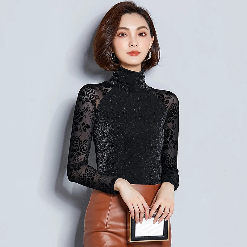 Женская блузка из сетчатого золотистого шифона с длинными рукавами, кружевным воротником и кружевными манжетами на каждом рукаве.