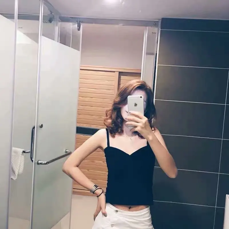 Женский укороченный топ летний черный на бретельках с глубоким v-образным