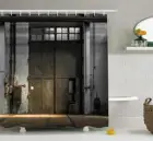 Промышленная душевая занавеска, вход в старое здание фабрики в 50-е годы со сломанной ржавой дверью, пустые аксессуары для хранения ванной комнаты