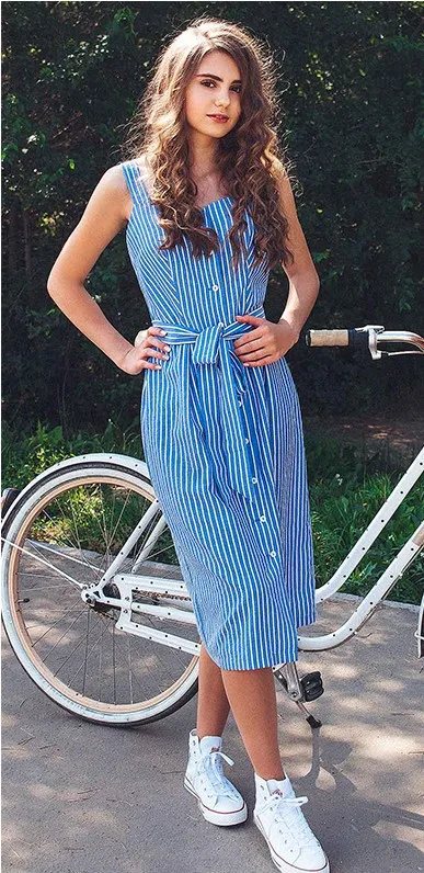 Женское Хлопковое платье с поясом голубое в полоску без рукавов на бретелях
