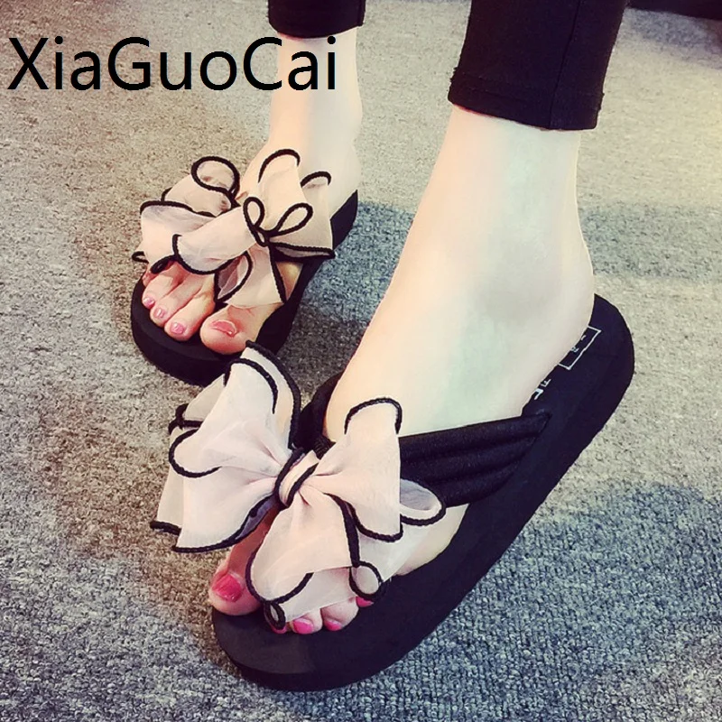 Шлепанцы женские с бантом бабочкой пляжные тапочки на танкетке праздничные