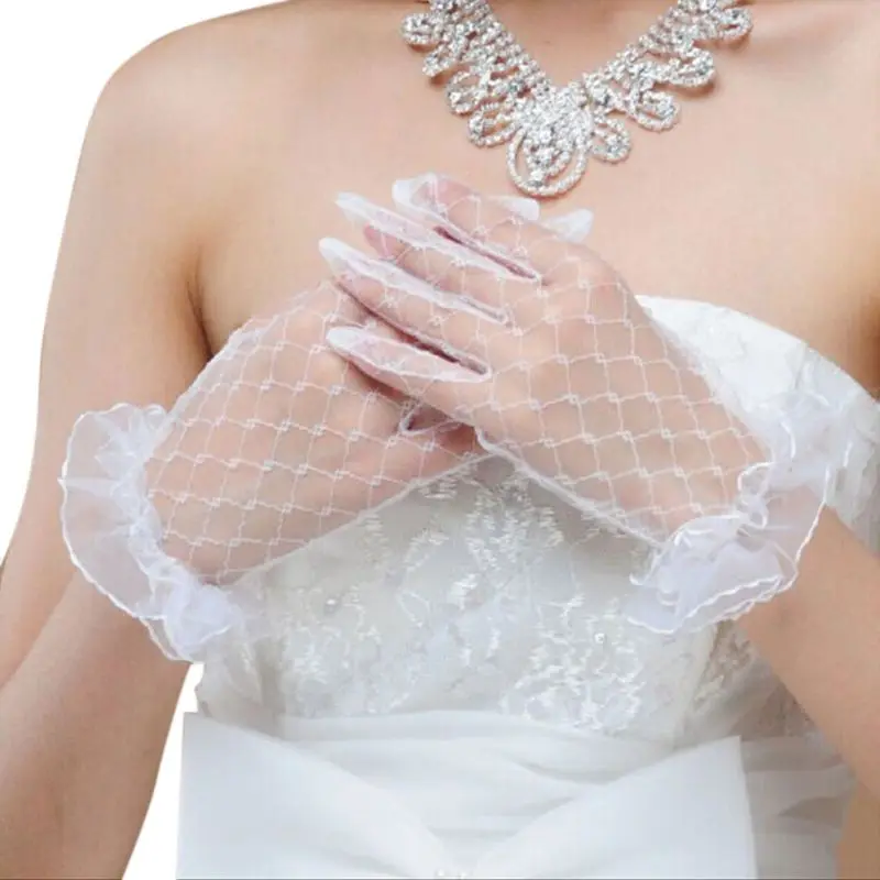 Фото Бежевые короткие дизайнерские кружевные марлевые прозрачные женские перчатки