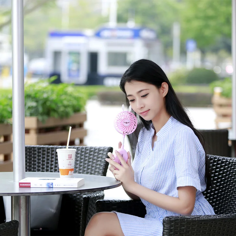 Миниатюрный переносной зеркальный вентилятор с ультра-тихим режимом работы, аккумулятором на литиевой основе, зарядным устройством Mini USB и красочным дизайном.