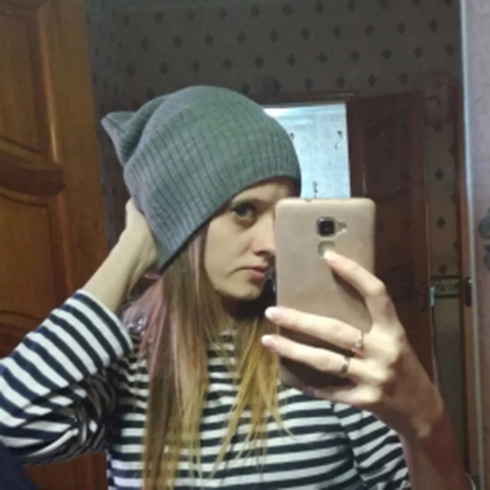 Теплая мягкая зимняя шапка для женщин однотонная унисекс простая Мужская