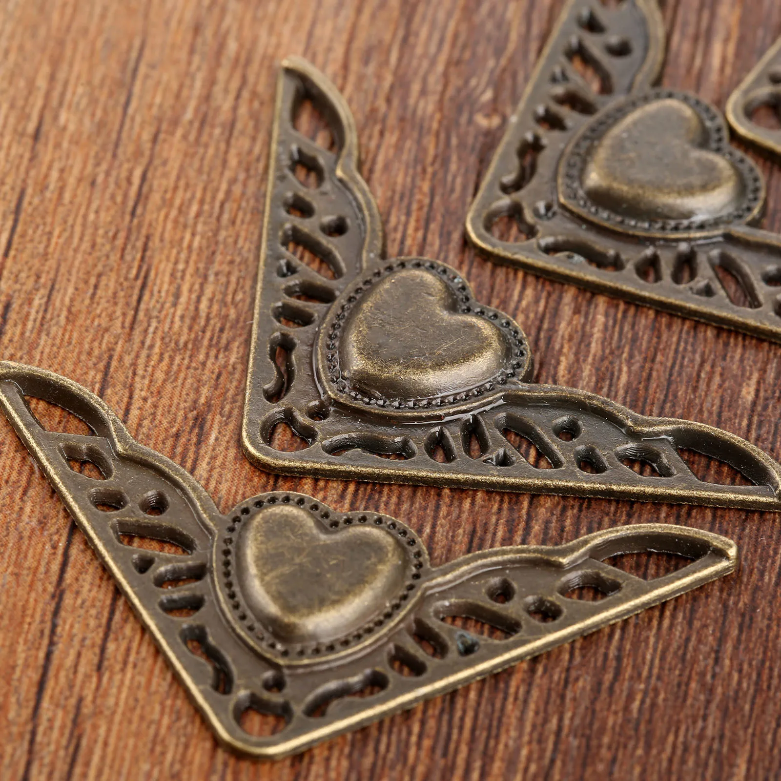 

Защитные уголки для мебели античная бронза