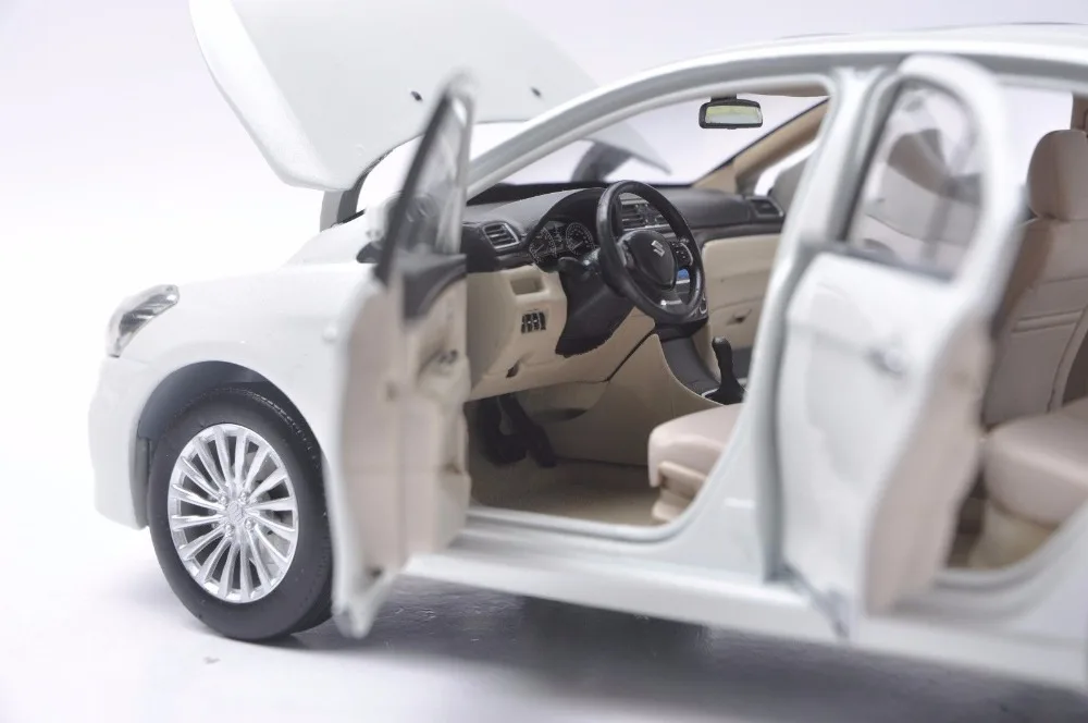 1:18 литая модель для Suzuki Alivio Ciaz белый Седан сплав игрушечный автомобиль миниатюрная Коллекция подарков