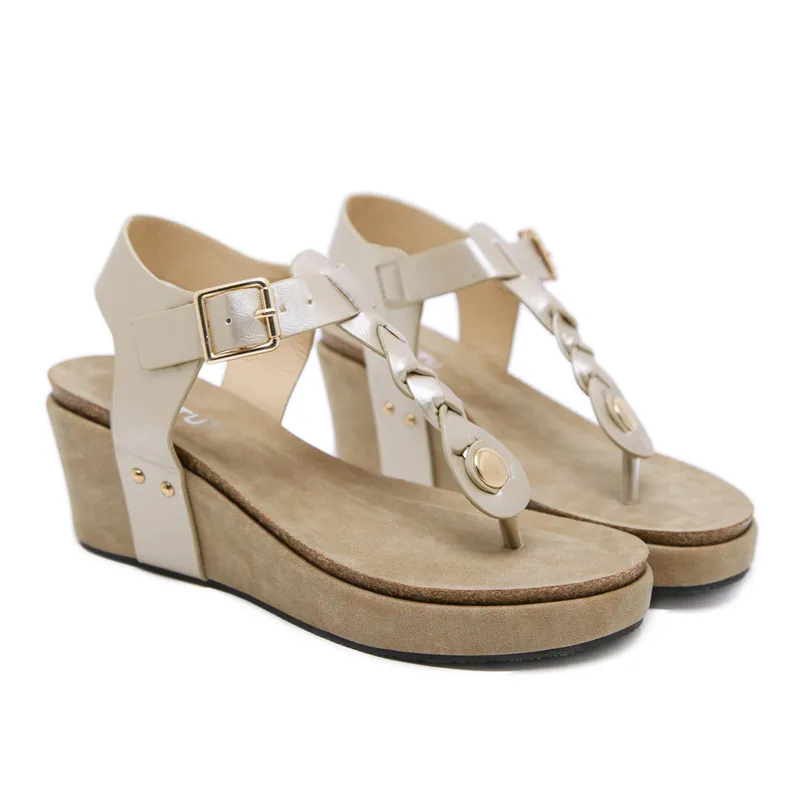 Женские мягкие и удобные босоножки на танкетке летние сандалии с металлической