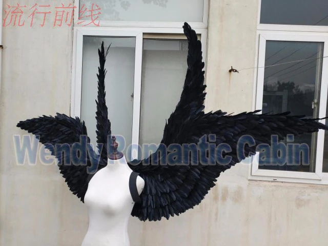 Costumed красивые черные с героями мультфильмов перьями крыльями ангела для показа
