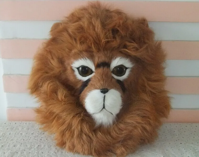 

The simulation of lions is hanged on the wall True fur simulation animal handicraft creativity to decorate household