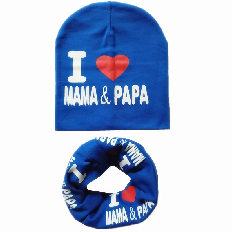 Осенне-зимний набор шапки и шарфа для детей из вязаных изделий.