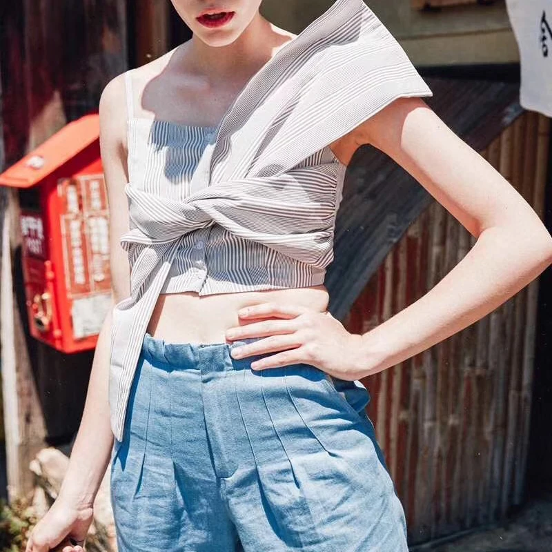 TWOTWINSTYLE, корейский короткий топ, рубашка для женщин, косой воротник, без рукавов, с открытыми плечами, бант, полосатая блузка, женская мода, Новинка лета