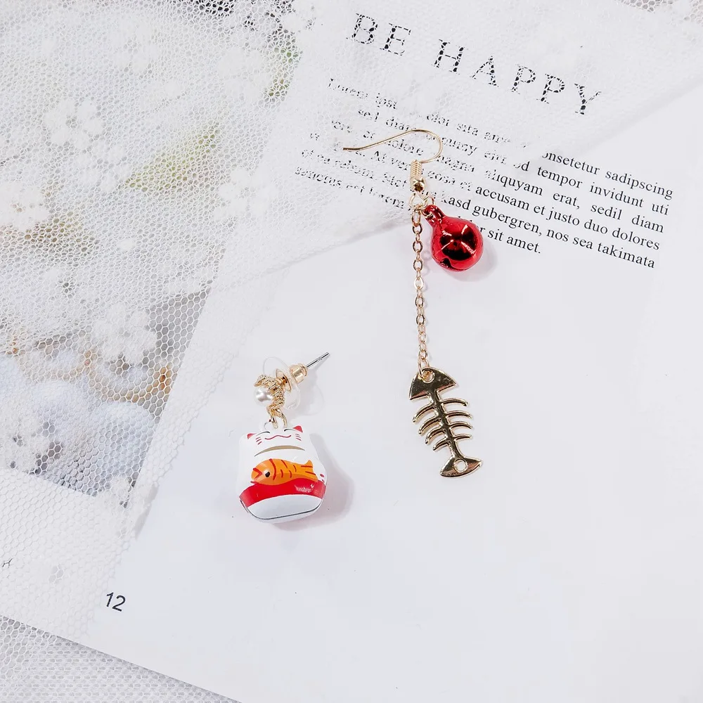Необычные серьги гвоздики Maneki Neko асимметричные с кисточками и искусственным