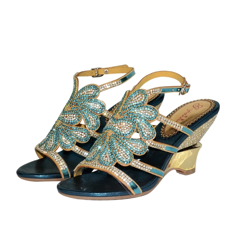 

Новинка лета 2019, босоножки на танкетке Стразы синего цвета, богемный стиль, с вырезами, каблук диаметром 8 см