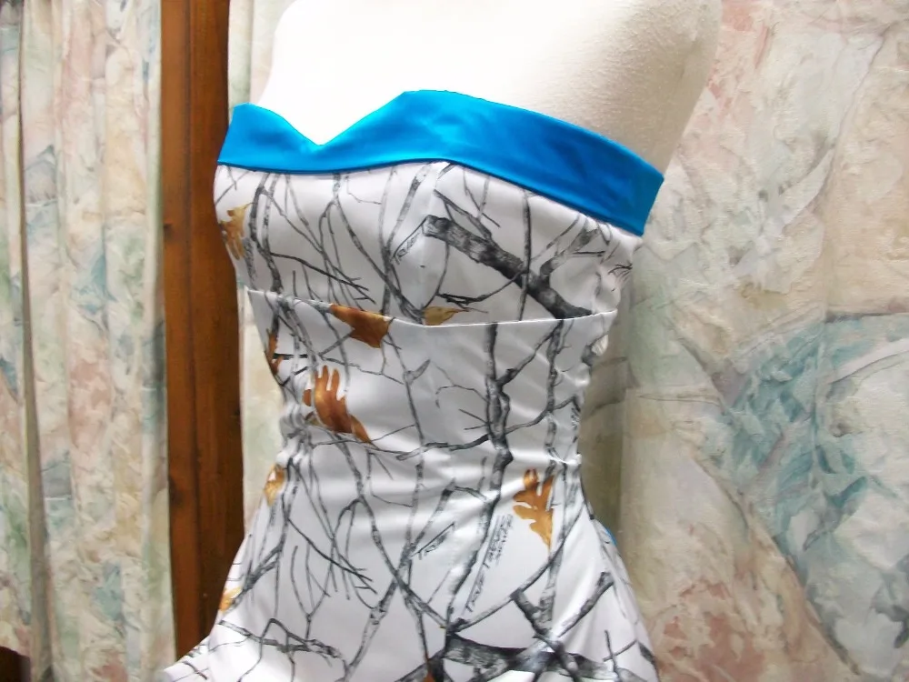 Женское камуфляжное платье для выпускного вечера белое с глубоким вырезом